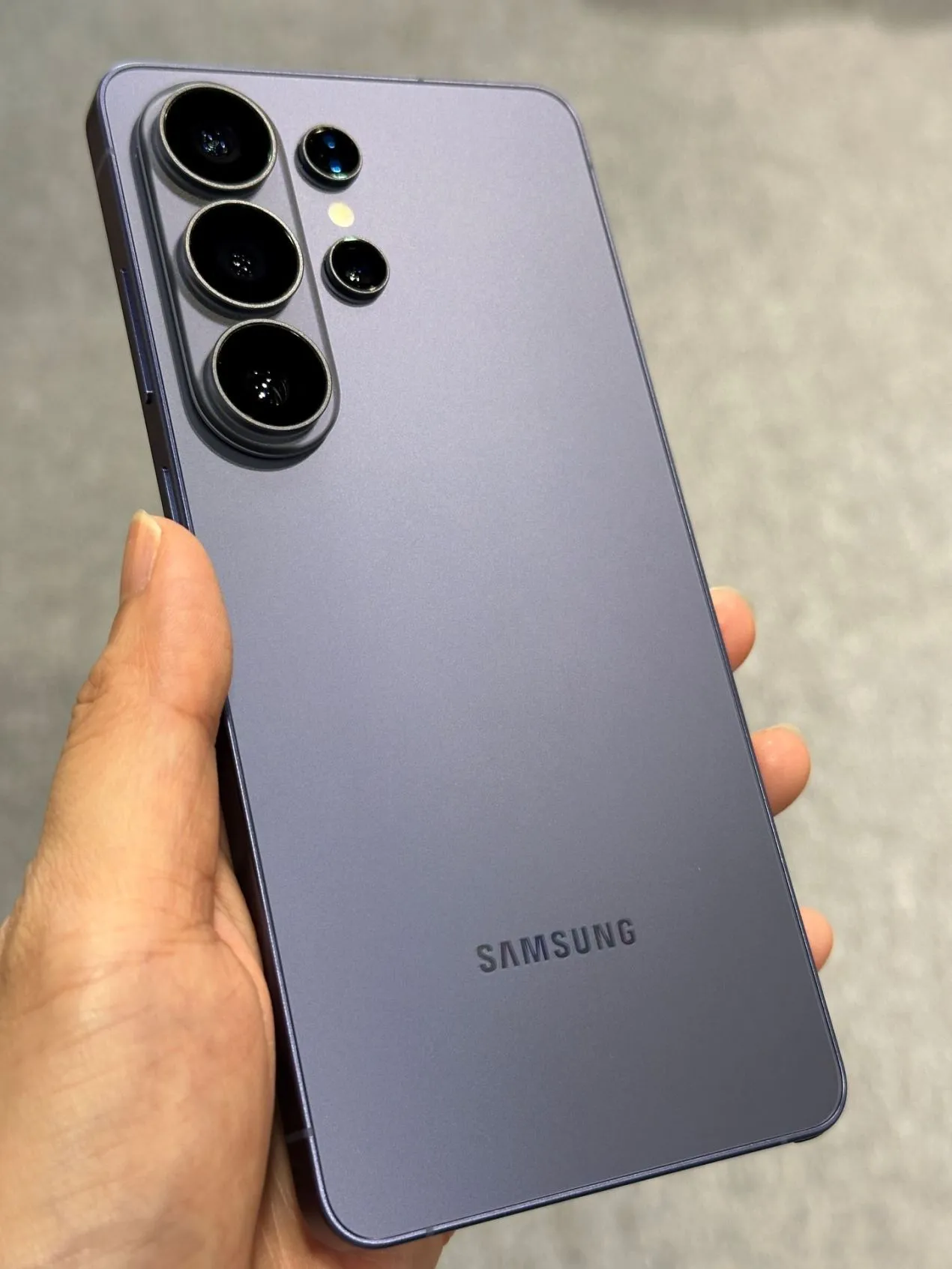 三星 Galaxy S26 Ultra 的漫遊紫顏色外觀 三星 Galaxy S26 Ultra 的漫遊紫顏色外觀